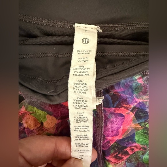 Lululemon Speed Up Low-Rise Lined Short 2.5”Vivid Floral Multi / Graphite Grey - Picture 8 of 9